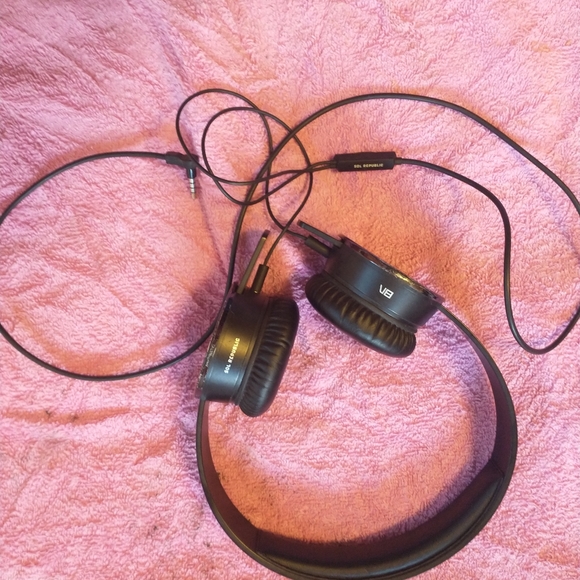 Sol Republic Tracks V8 On-Ear Wired Headphones - Picture 4 of 6